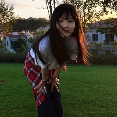 圆月映花都